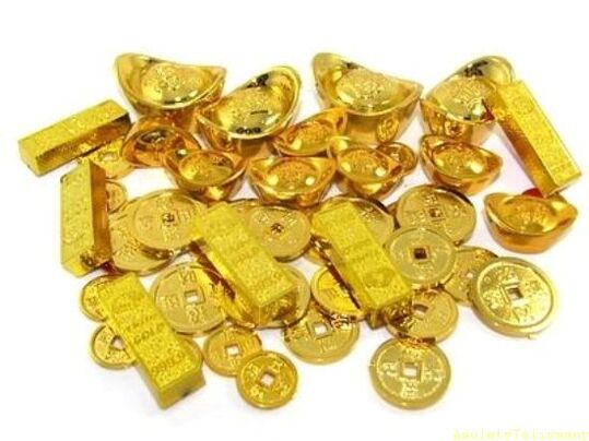 златни кюлчета и монети като амулети за късмет