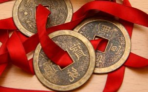 Китайски монети, перевязанные червена панделка